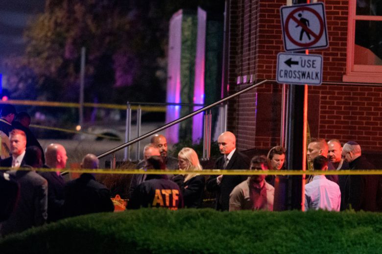 미국 워싱턴 DC 소재 주미 이스라엘 대사관 직원 2명이 21일(현지시간) 총격으로 사망한 가운데 현지 경찰이 범행 현장 일대를 통제하고 있다. [AP]