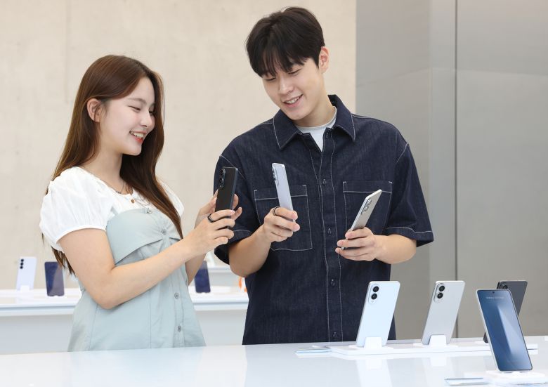 삼성 강남에서 ‘갤럭시 S25 엣지’를 소개하는 모습. [삼성전자 제공]