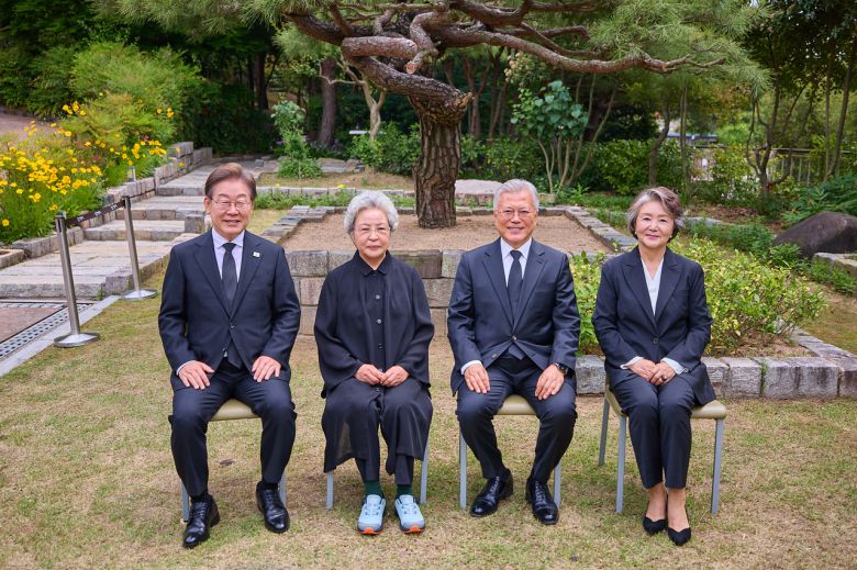 이재명 더불어민주당 대선 후보가 고 노무현 전 대통령 16주기 추도식이 열린 23일 경남 김해시 봉하마을에서 문재인 전 대통령, 김정숙 여사, 권양숙 여사와 기념촬영을 하고 있다. [더불어민주당 제공]
