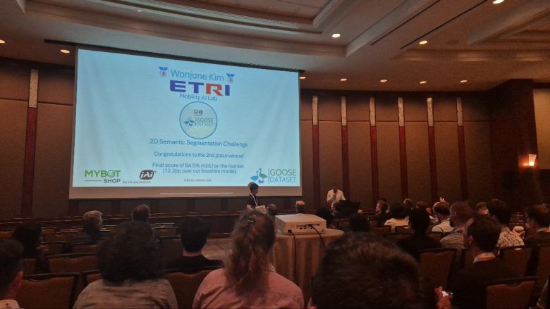 ICRA 2025 필드 로보틱스 워크샵 챌린지에서 김원준 ETRI 박사후 연구원이 성과발표를 하고 있다.[ETRI 제공]