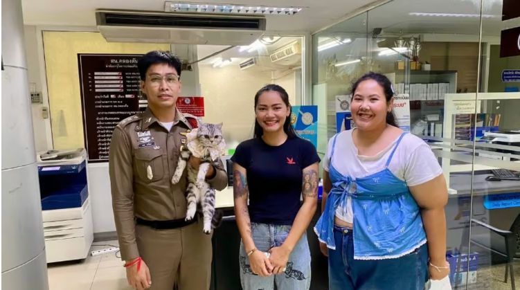 고양이의 주인이 경찰과 함께 사진을 찍고 있다 [페이스북]