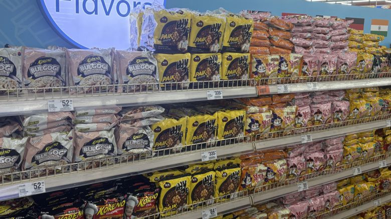 필리핀 마닐라의 한 쇼핑몰에 있는 K-라면 특화 매대. 신현주 기자