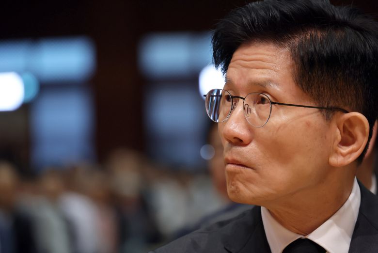 국민의힘 김문수 대선 후보가 24일 충북 단양군 구인사에서 열린 상월원각대조사 제51주기 열반대재에서 생각에 잠겨 있다. <연합>