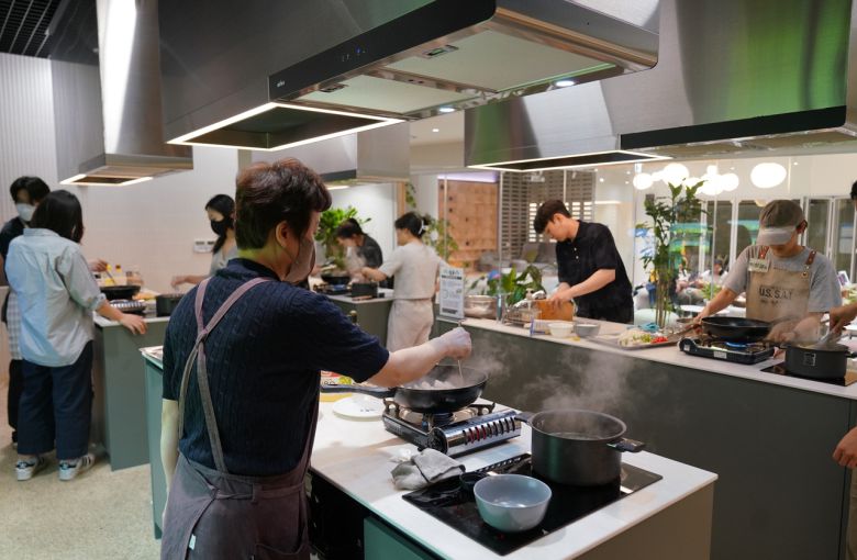 1인가구 요리 클래스에서 참가자들이 요리를 하고 있다. [강남구 1인가구 커뮤니티센터 제공]