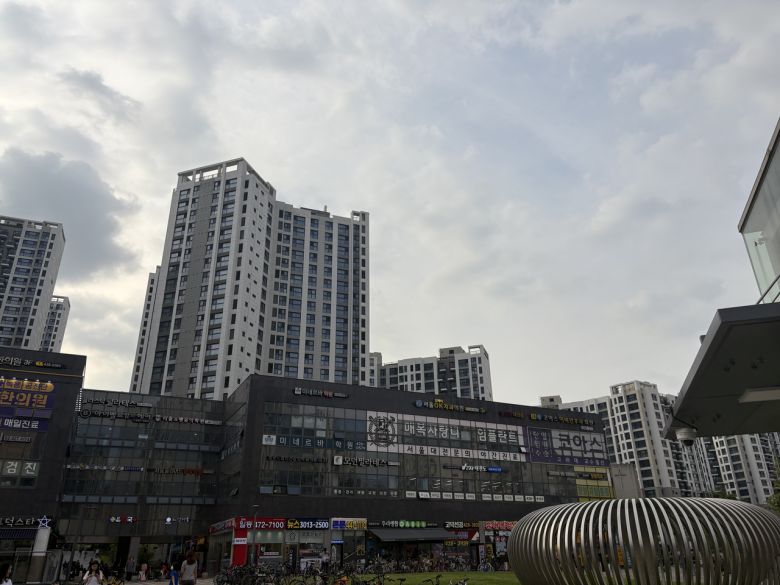 고덕 그라시움 종합상가의 모습. [정주원 기자]