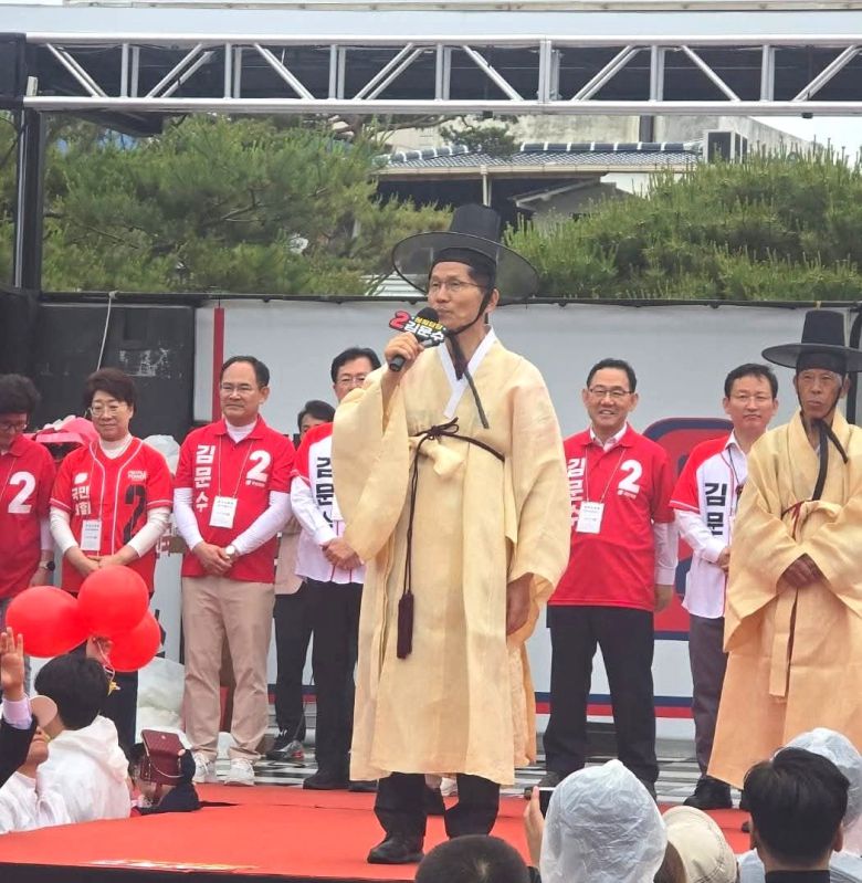 24일 경북 안동 웅부공원을 방문한 김문수 국민의힘 대선 후보가 갓과 도포를 착용하고 지지를 호소하고 있다.[임종득 의원실 제공]