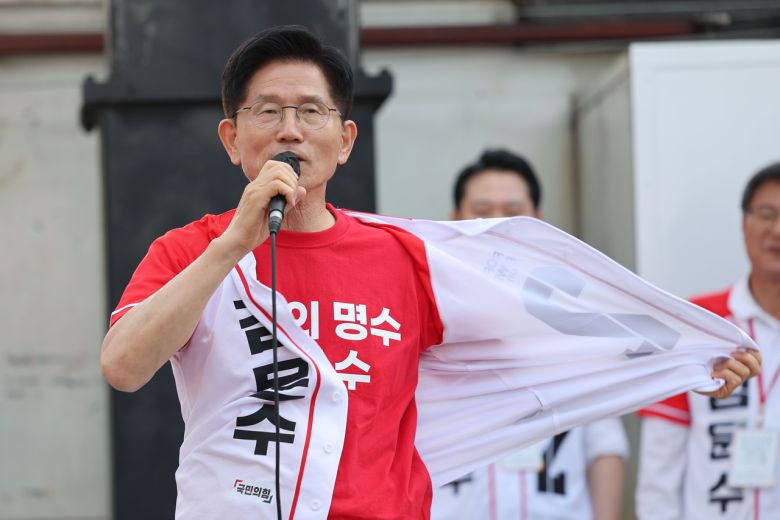 김문수 국민의힘 대선 후보가 25일 충남 서산시 중앙통 로데오거리에서 집중 유세를 하고 있다. [공동취재]