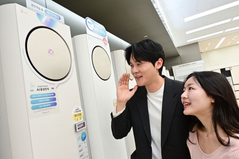 LG전자가 공감지능을 갖춘 휘센 AI 에어컨을 앞세워 판매 성장세를 이어가고 있다고 9일 밝혔다. 모델이 LG 휘센 오브제컬렉션 타워I 에어컨의 ‘AI음성인식’ 기능을 체험하고 있다. [LG전자 제공] [연합]