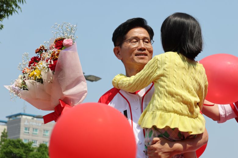 김문수 국민의힘 대선후보가 25일 충남 보령시 대천역 광장에서 집중 유세를 하고 있다. [연합]