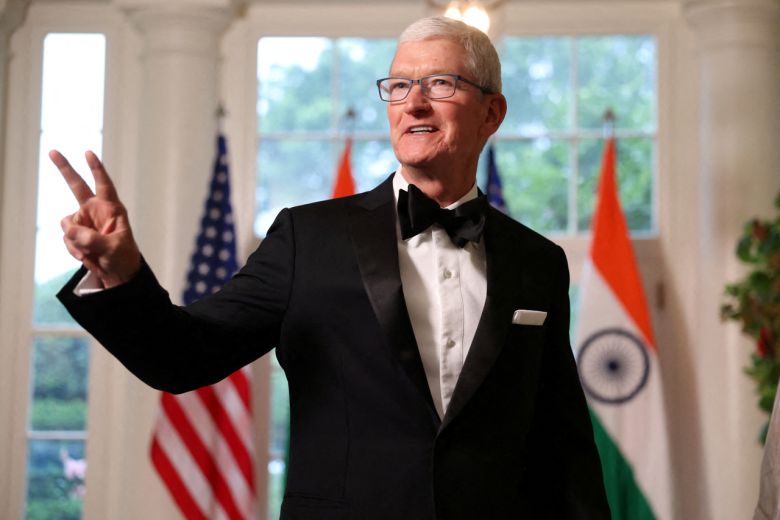 지난 2023년 6월 팀 쿡 애플 CEO가 미국 워싱턴 백악관에서 열린 나렌드라 모디 인도 총리 국빈 만찬에 참석하고 있다. [로이터]