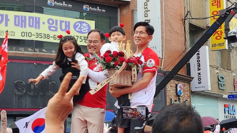 김문수 국민의힘 대선 후보가 24일 오후 경북 영주시 태극당 앞 유세현장에서 임종득 의원과 함께 어린이로부터 꽃다발을 선물받고  기념사진을 찍고 있다(사진=김성권 기자)
