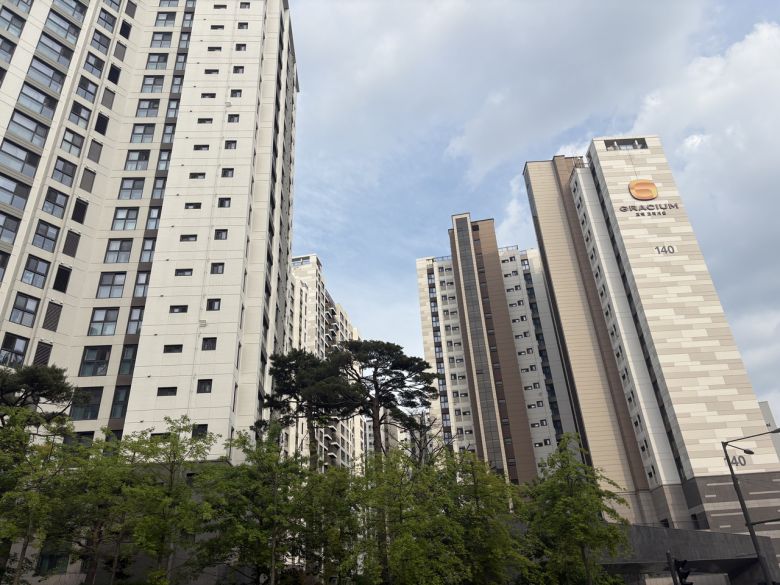 서울 강동구 상일동 고덕 ‘그라시움’ 아파트 모습. [정주원 기자]