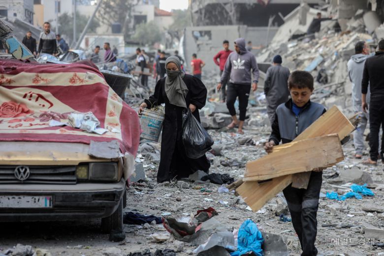 지난 4월 가자지구에서 이스라엘 공습 후 대피소로 바뀐 학교에 사람들이 몰려있다. [신화통신]