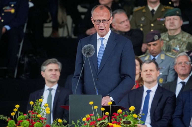 프리드리히 메르츠 독일 총리가 지난 22일(현지시간) 리투아니아 수도 빌뉴스에서 열린 독일 제45기갑여단 ‘리에투바’ 출범식에서 연설하고 있다. [로이터]