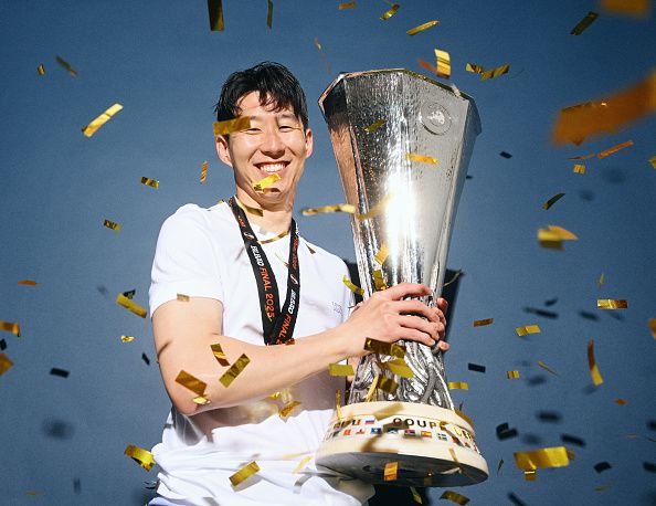손흥민이 UEFA 유로파리그 우승컵을 들고 포즈를 취하고 있다. [게티이미지]