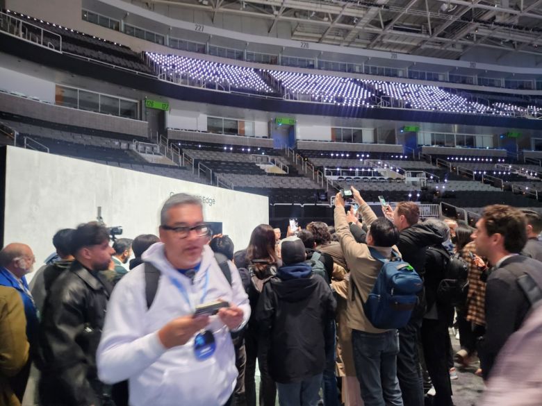 올해 1월 미국 캘리포니아주 새너제이 SAP센터에서 열린 ‘갤럭시 언팩 2025’에서 갤럭시 S25 엣지를 보기 위해 참가자들이 몰려있다.  [권제인 기자/eyre@]