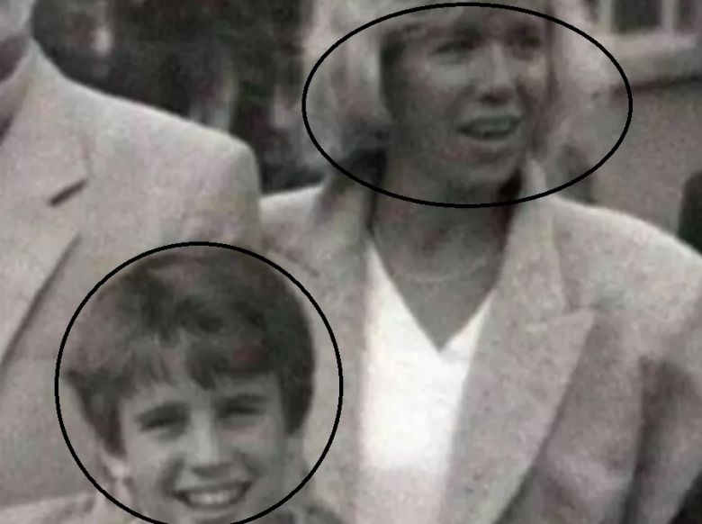 에마뉘엘 마크롱 대통령(왼쪽)이 고교 시절, 부인이자 당시 같은 학교의 선생이었던 브리지트 마크롱 여사와 함께 사진을 찍는 모습. [인터넷 캡처]