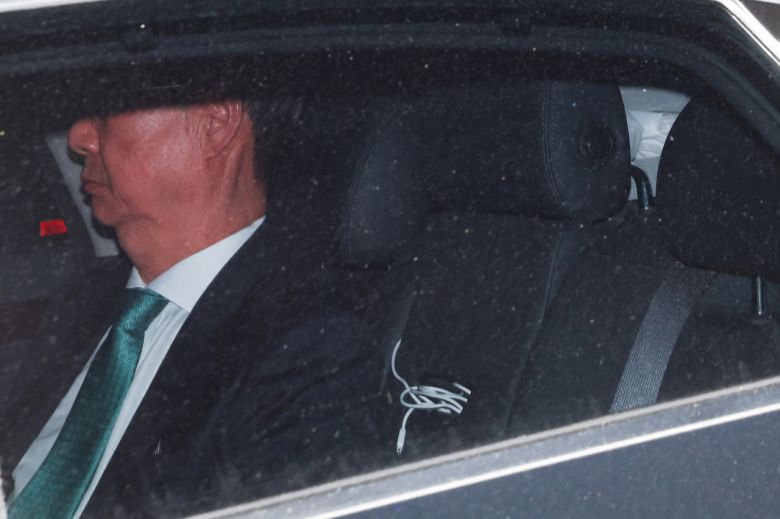 한덕수 전 국무총리가 26일 밤 서울 서대문구 경찰청 세검정로 별관에서 내란 혐의 피의자 소환 조사를 마치고 청사를 빠져나가고 있다. [연합]