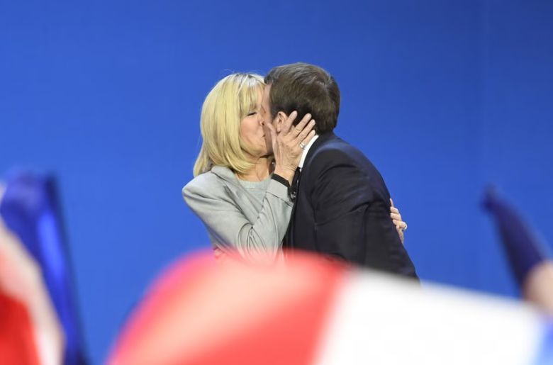에마뉘엘 마크롱 프랑스 대통령(오른쪽)이 부인 브리지트 마크롱 여사와 입을 맞추고 있다. [AFP]