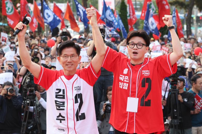 김문수 국민의힘 대선 후보가 26일 서울 도봉구 방학사거리에서 한동훈 전 대표와 집중유세를 하고 있다. 2025.5.26 [공동취재]