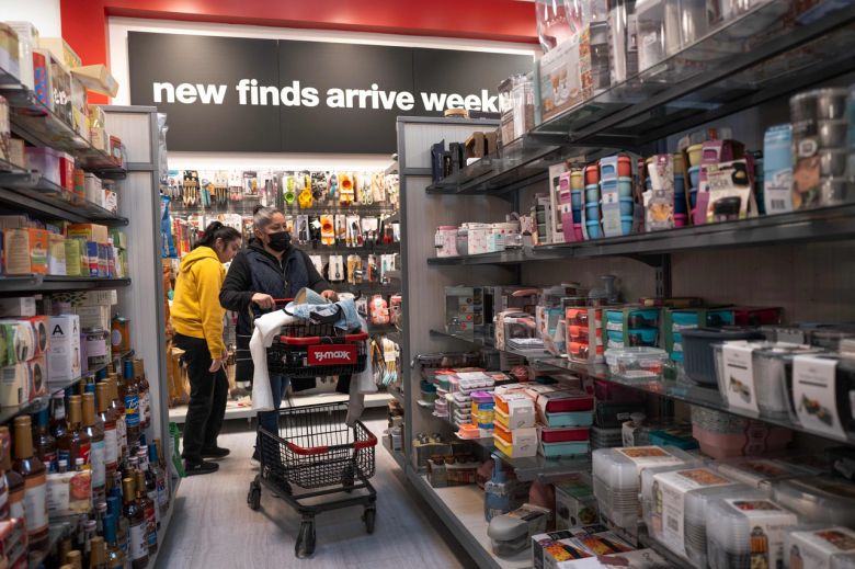 미국 일리노이주 시카고의 한 쇼핑센터에서 한 고객이 쇼핑을 하고 있다. [AFP]
