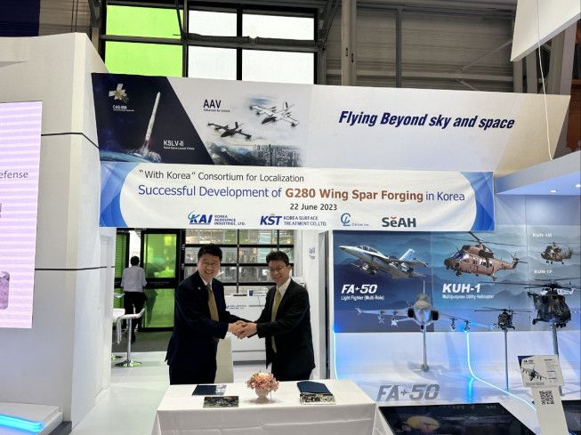 2023년 소재국산화 기념식에서 박경은(왼쪽) KAI 기체사업부문장과 이정훈 세아창원특수강 대표이사가 기념 사진을 찍고 있다. [KAI 제공]