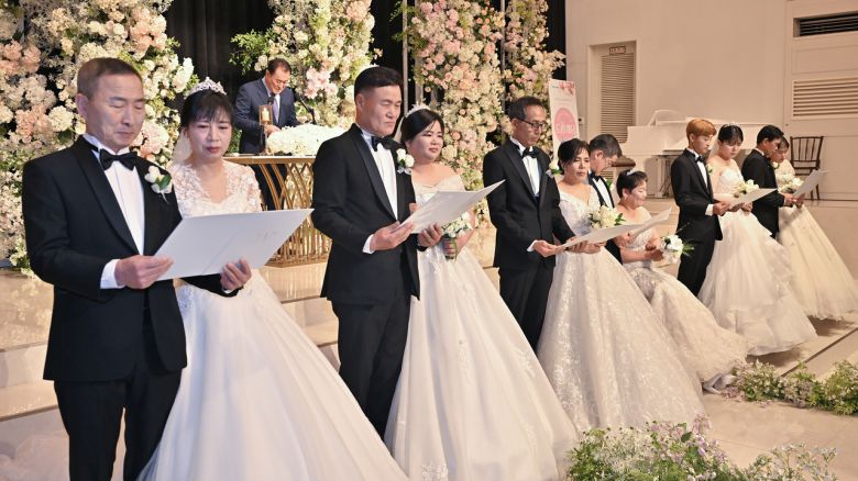 24일 오전 광주 서구 위더스웨딩홀에서 장애인 부부 6쌍을 대상으로 한 ‘당신의 특별한 날 드림(dream) 웨딩’ 합동결혼식이 열리고 있다. [연합]