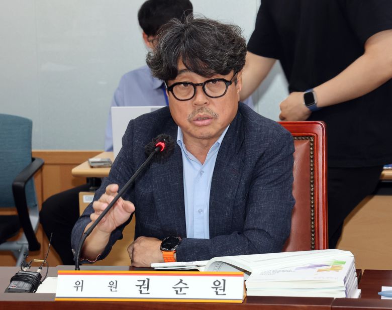 최저임금위원회 공익위원인 권순원 숙명여대 교수가 29일 정부세종청사에서 열린 최저임금위원회 제3차 전원회의에서 인사말을 하고 있다. [연합]