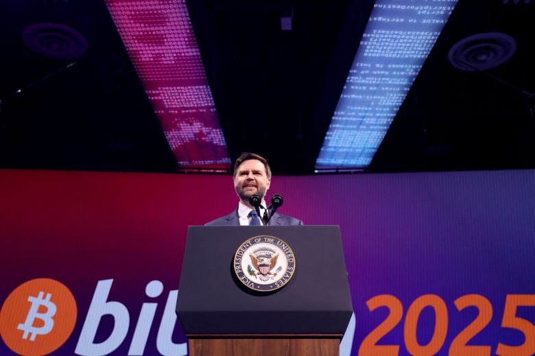 JD 밴스 미국 부통령이 28일(현지시간) 라스베이거스에서 열린 ‘비트코인 2025 컨퍼런스’에서 연설하고 있다. [AFP]