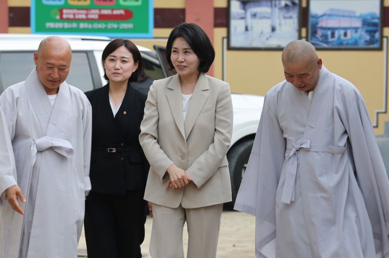27일 청주 서원구 용화사를 찾은 더불어민주당 이재명 대선 후보의 배우자 김혜경 여사가 승려들과 인사하고 있다. <연합>