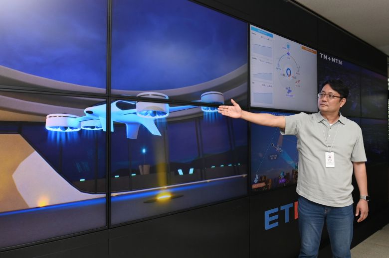 ETRI 연구진이 지상, 위성 통합 6G 초공간 통신 기술을 시연하고 있다.[ETRI 제공]