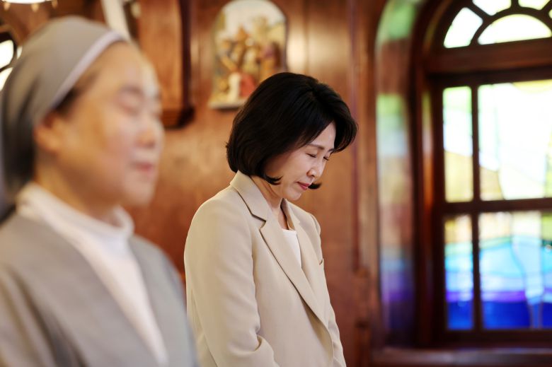 27일 오전 전남 고흥군 소록도 내 성당에서 더불어민주당 이재명 대선 후보의 배우자 김혜경 여사가 기도를 하고 있다. <연합>