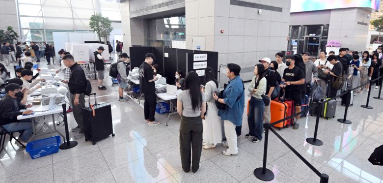 이날 오전 인천국제공항 제1여객터미널 출국장에 마련된 사전투표소에서 유권자들이 길게 줄을 서고 있다.  영종도=이상섭 기자
