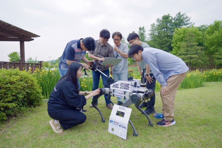 ETRI 연구진이 개발한 시각장애인 안내견 로봇 에디(EDDI).[ETRI 제공]