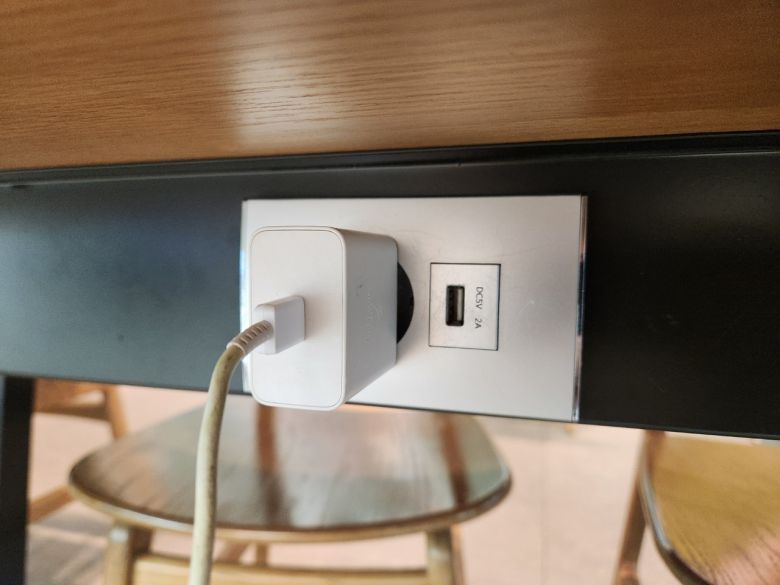 서울 시내 한 카페에 있는 USB 충전 포트. 고재우 기자