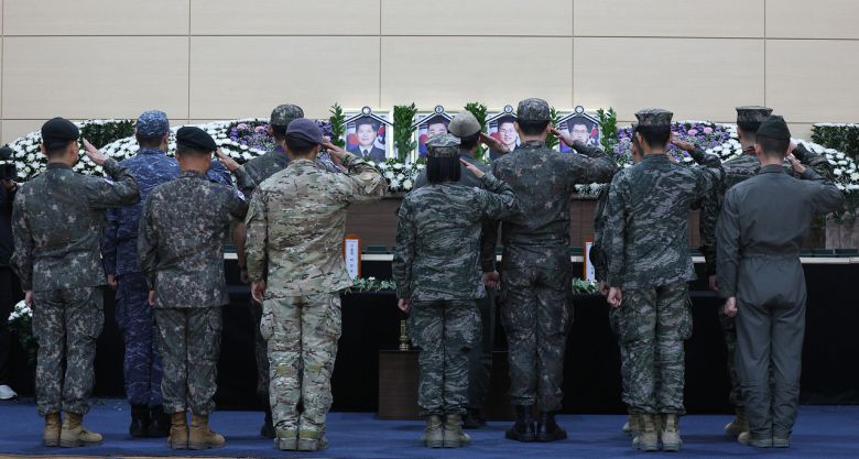 30일 경북 포항시 남구 해군 항공사령부 체육관에 마련된 ‘해군 P-3CK 917호기 순직자 합동분향소’에서 순직 해군 동료들이 헌화 후 경례하고 있다. [연합]