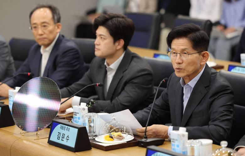 김문수(오른쪽) 국민의힘 후보가 지난 26일 경기 평택시 삼성전자 평택캠퍼스를 방문해 간담회를 갖고 인사말을 하고 있다. [연합]