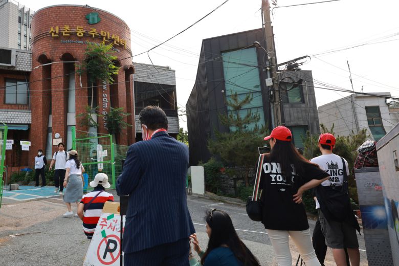 21대 대통령 선거 사전투표 둘째날인 30일 서울 서대문구 구 신촌동주민센터에 마련된 신촌동사전투표소에서 부정선거를 주장하는 시민들이 스마트폰으로 영상을 촬영하고 있다. 전날 이 투표소에서 투표용지가 외부로 반출되는 일이 발생해 중앙선거관리위원회가 관리부실 책임을 인정하며 대국민 사과문을 발표한 바 있다. [연합]