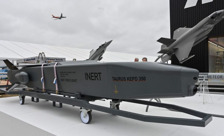 장거리 미사일인 ‘타우러스’ KEPD 350 공대지 순항미사일이 지난해 6월 독일 베를린 근처 쇤펠트에서 열린 국제항공우주전시회(ILA)에 전시되어 있는 모습. [AFP]