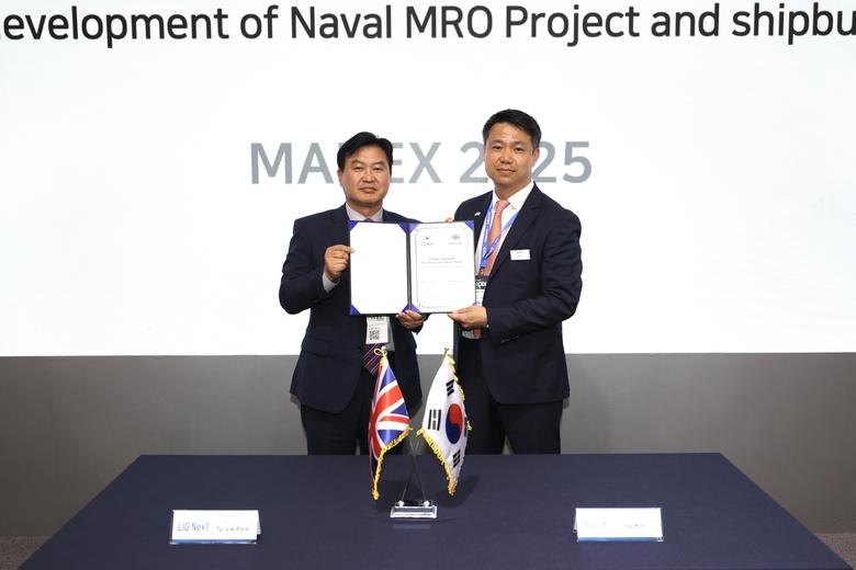 29일 국제해양방위산업전(MADEX 2025) 전시회 현장에서 박태식 LIG넥스원 미사일시스템사업부문장과 일기 킴 밥콕 마린 최고영업책임자가 협력합의서를 체결하고 있다. [LIG넥스원 제공]