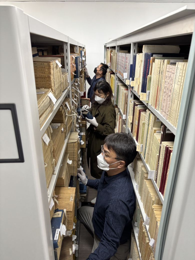 몽골국립도서관 한국본을 조사하는 한국국학진흥원 직원들의 모습