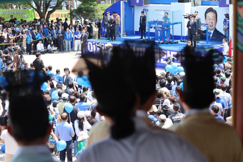 이재명 더불어민주당 대선 후보가 1일 고향인 경북 안동시의 웅부공원에서 열린 유세에서 안동 유림들이 지켜보는 가운데 지지를 호소하고 있다. [연합]