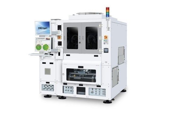 김동선(오른쪽) 한화세미텍 미래비전총괄 부사장이 올 2월 ‘세미콘코리아 2025’ 현장을 찾아 부스를 돌며 기술현황에 대한 설명을 듣고 있는 모습. [한화세미텍 제공]