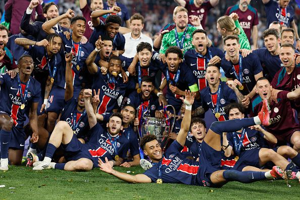 이강인 등 파리 생제르맹 선수들이 1일(한국시간) 독일 뮌헨의 알리안츠 아레나에서 열린 2024-2025 유럽 챔피언스리그에서 우승한 뒤 기념촬영을 하고 있다.  [게티이미지]