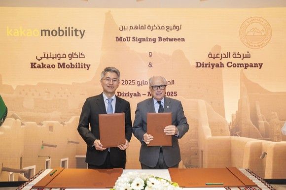 지난 5월 26일 사우디아라비아 디리야 게이트 개발청에서 류긍선(왼쪽) 카카오모빌리티 대표와 제리 인제릴로 디리야컴퍼니 그룹 최고경영자(CEO)가 디리야 내 플랫폼 중심 이동 경험 제공을 목표로 ‘미래 모빌리티 서비스 공동 개발을 위한 업무협약(MOU)’을 체결하고 있다. [카카오모빌리티 제공]