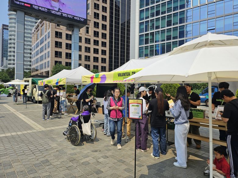 1일 서울 광화문 서울마당에서 열린 ‘위어스(WEarth) 지구의 목소리’ 캠페인에 마련된 간이 이벤트 부스에 사람들이 몰려 있다. 김광우 기자.