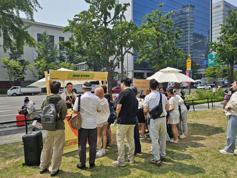 1일 서울 광화문 서울마당에서 열린 ‘위어스(WEarth) 지구의 목소리’ 캠페인 ‘2050 스토어’ 부스에서 시민들이 설명을 듣고 있다. 김광우 기자.