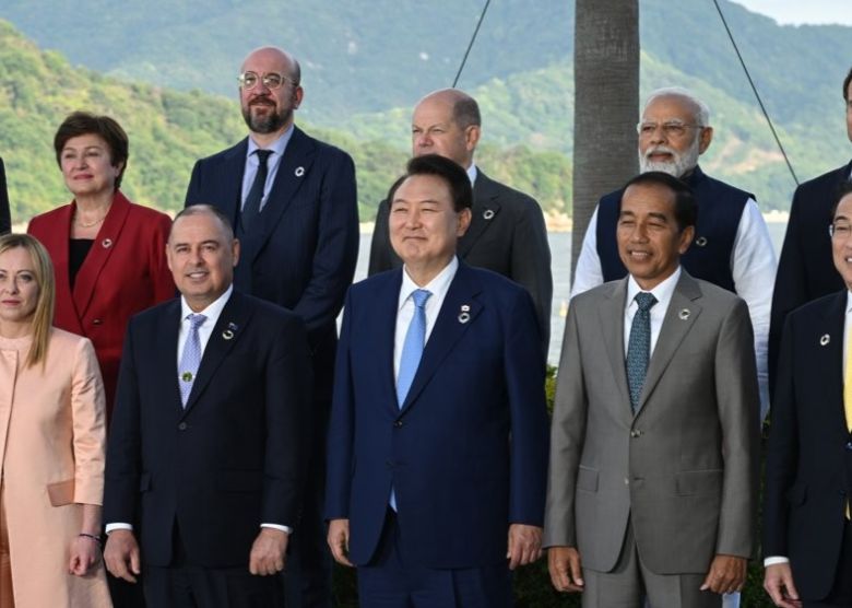 2023년 G7 의장국인 일본 초청에 따른 참관국(옵서버) 자격으로 G7 정상회의 참석한 윤석열 전 대통령이 일본 히로시마 그랜드 프린스 호텔에서 열린 G7 정상회의에서 주요 7개국 정상 등과 기념촬영을 하고 있다. [연합]