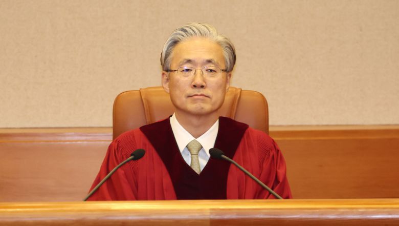 김형두 헌법재판소장 권한대행이 지난 5월 서울 종로구 헌법재판소 대심판정에서 ‘아청법 전과자 택시기사 자격 취소’ 헌법소원 심판 선고를 위해 입장한 뒤 착석해 있다.[연합]