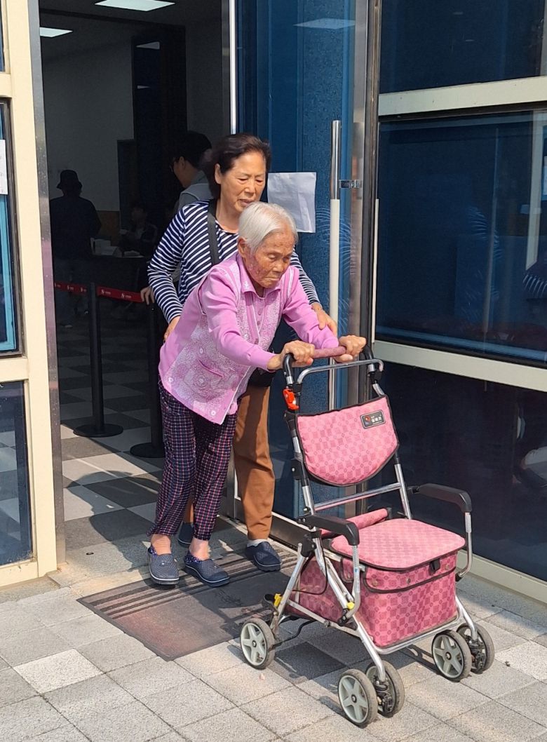 충북 옥천의 최고령 주민인 이용금 할머니(121)가 제21대 대통령 선거일인 3일 청산면다목적회관에 마련된 투표소에서 투표를 마친 뒤 나오고 있다. [연합]